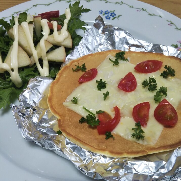 トマトとチーズのパンケーキピザとリンゴのサラダ♪